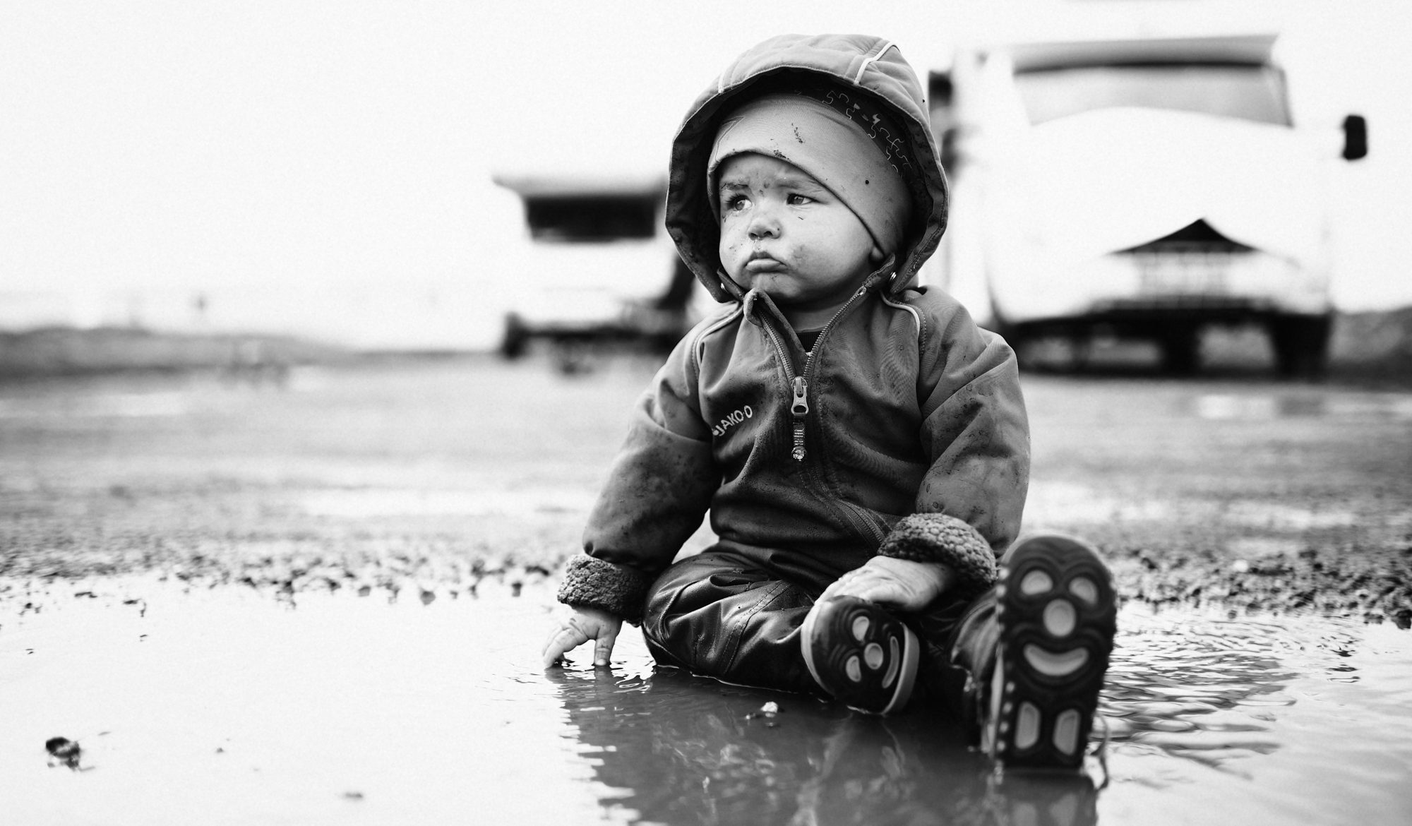 Portrait Kleinkind in Pfütze, Familenreportage